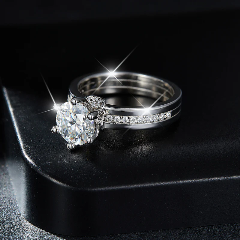 IE0227 2CT ROUND BRILLIANT CUT MOISSANITE RING IN STERLING SILVER - Image 3